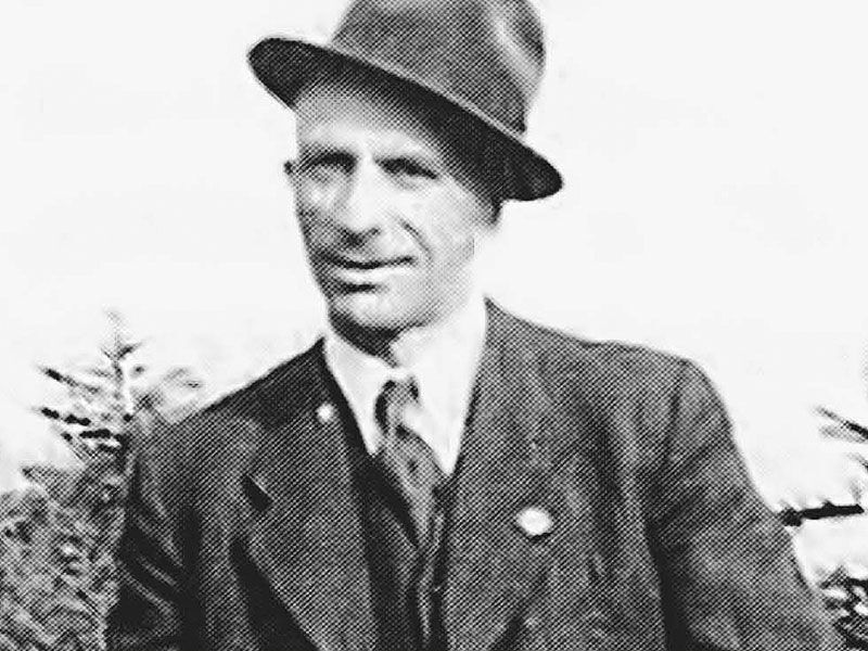 Ein Mann mit einem Hut auf einem alten Foto